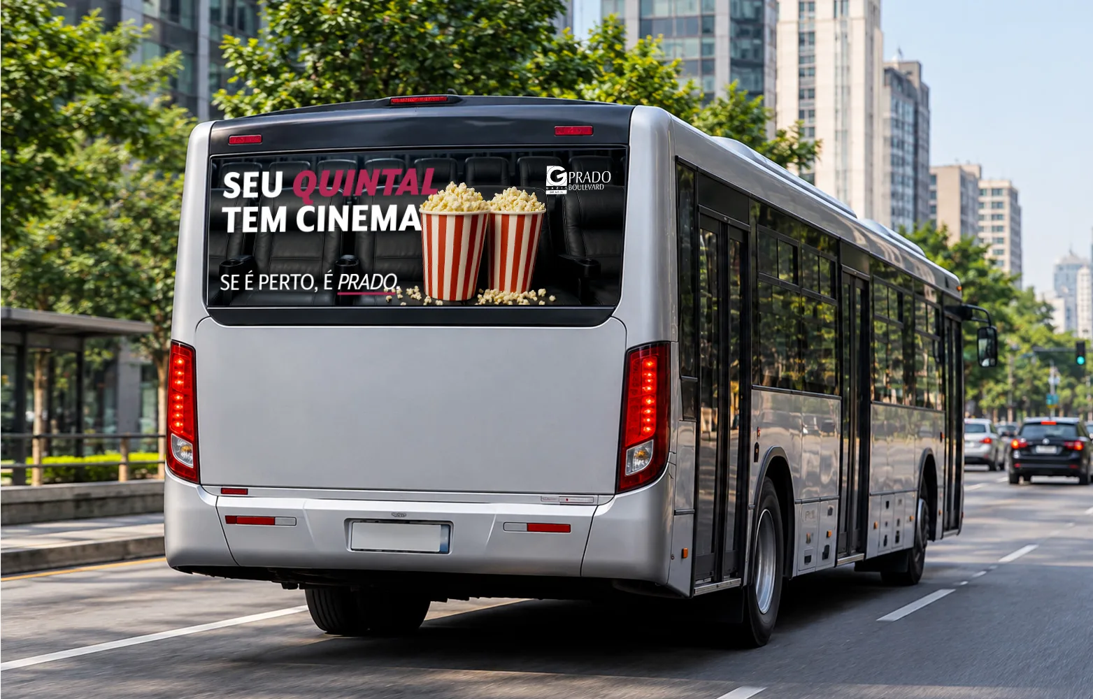 Busdoor da campanha na traseira de um ônibus.